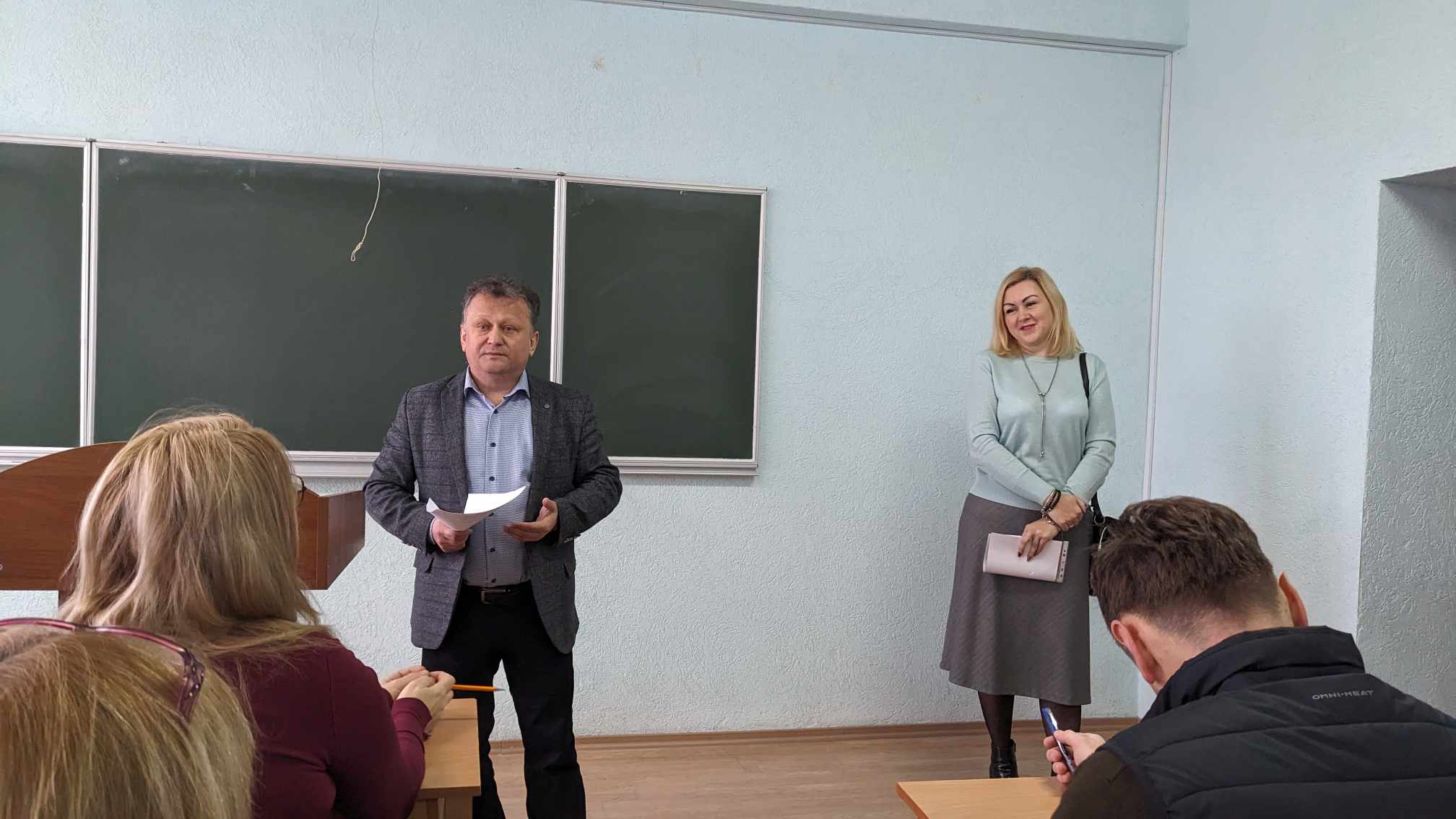 На фото декан факультету іноземних мов Микола Кебало та завідувачка кафедри іноземних мов Мар'яна Соко